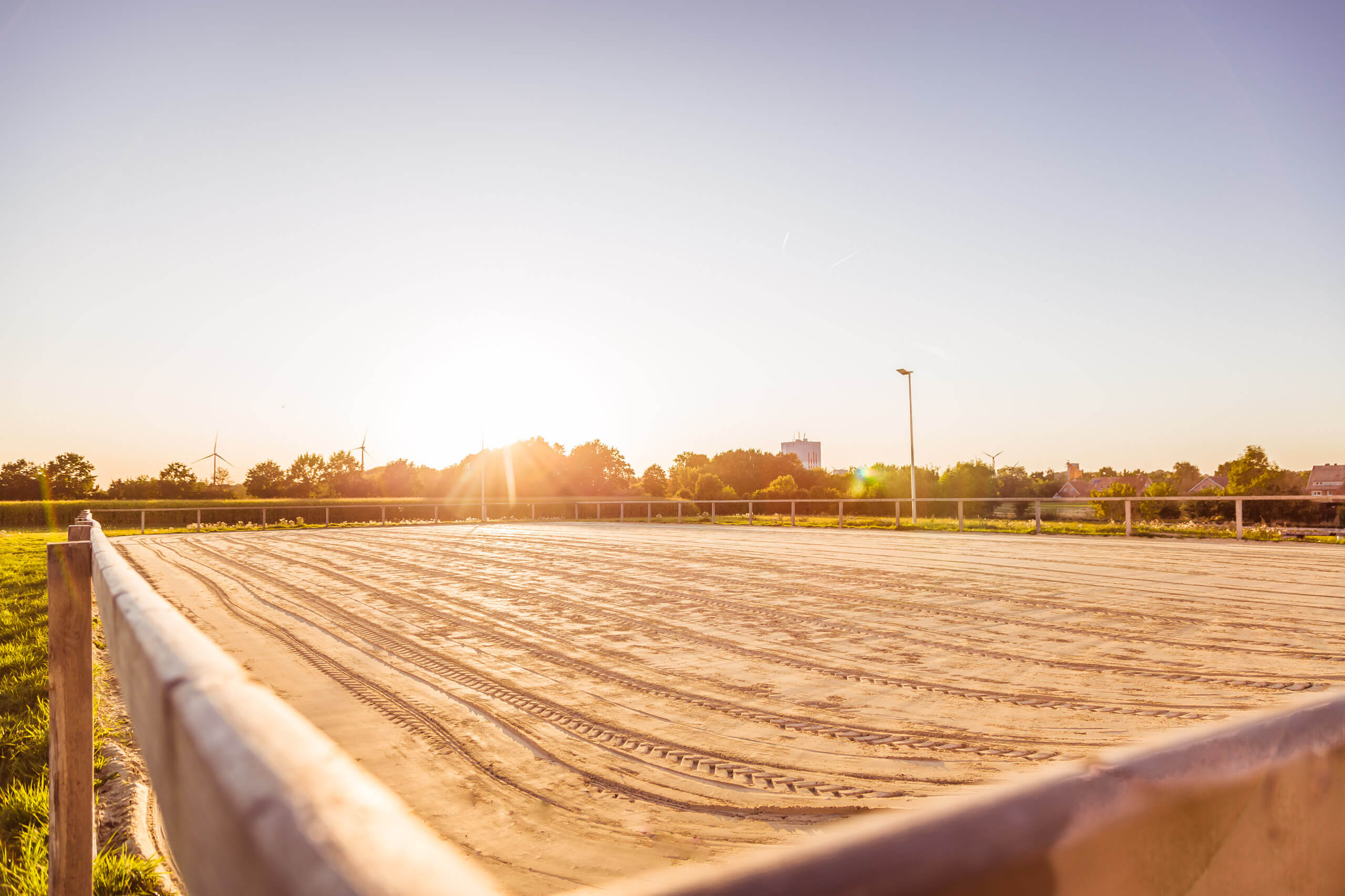 Der Reitplatz bietet das ganze Jahr Aussicht auf die schönsten Sonnenuntergänge.