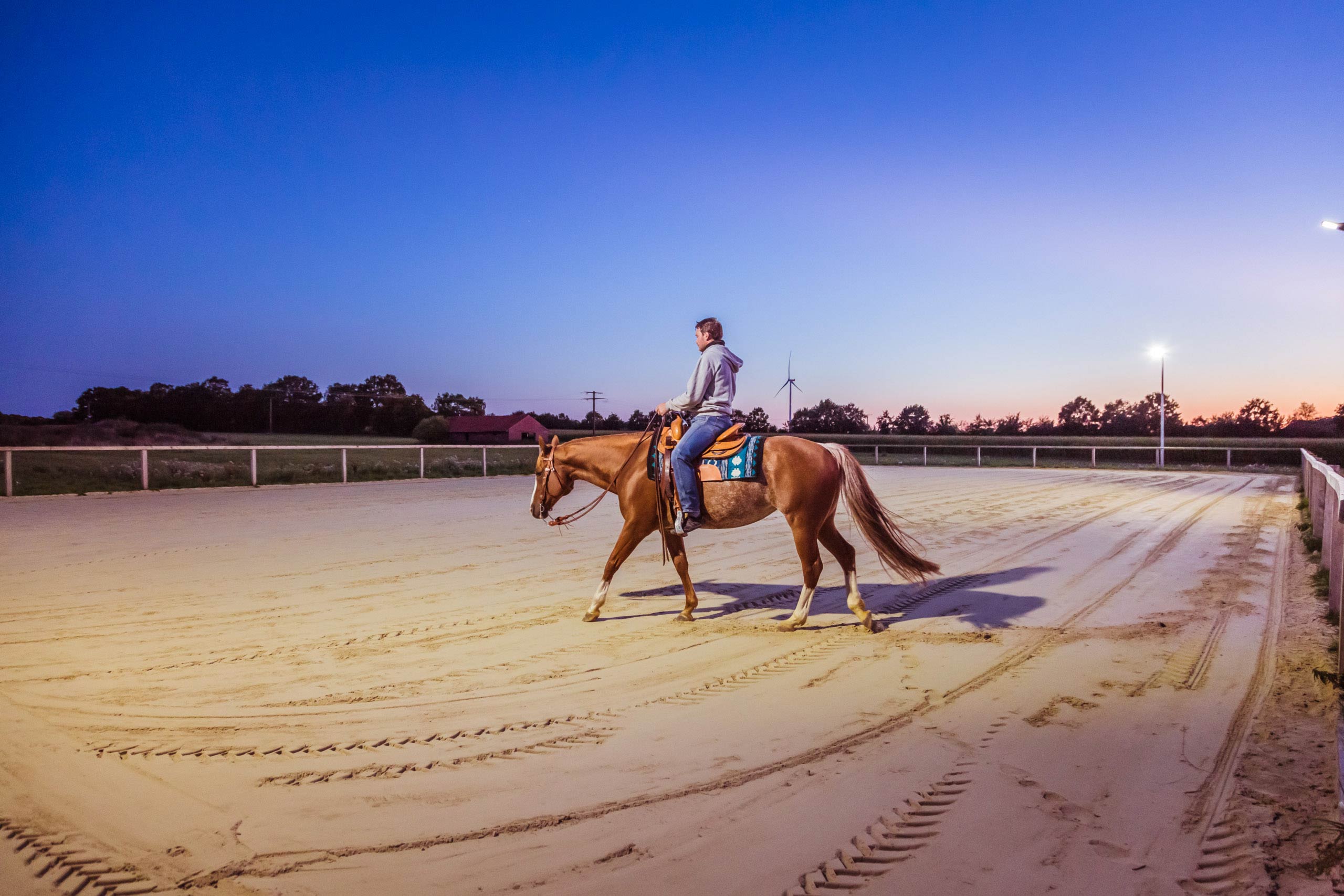 Auf dem Reitplatz kann man dank Flutlicht 24 Stunden reiten.